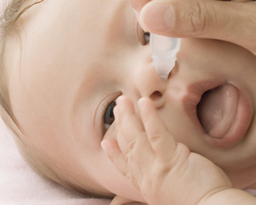 Comment et pourquoi intégrer l'hygiène nasale dans la routine de bébé ?